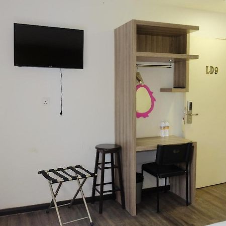 Natol Homestay - London Кучінг Екстер'єр фото