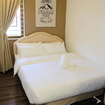 Natol Homestay - London Кучінг Екстер'єр фото