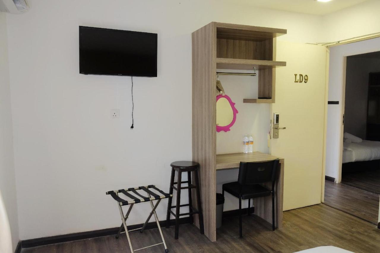 Natol Homestay - London Кучінг Екстер'єр фото