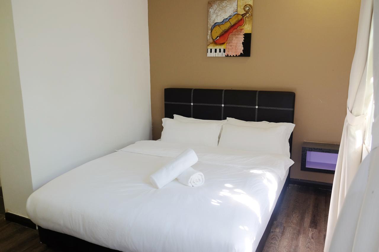 Natol Homestay - London Кучінг Екстер'єр фото