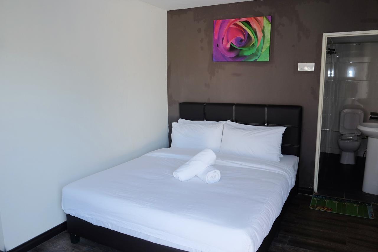 Natol Homestay - London Кучінг Екстер'єр фото
