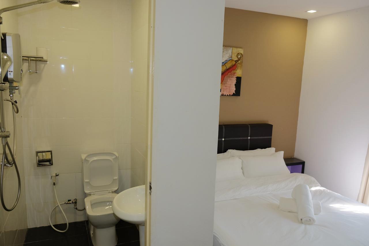 Natol Homestay - London Кучінг Екстер'єр фото