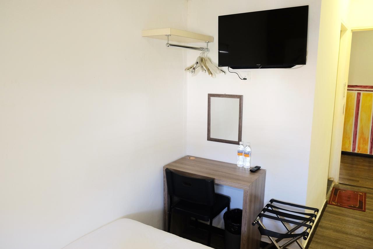 Natol Homestay - London Кучінг Екстер'єр фото