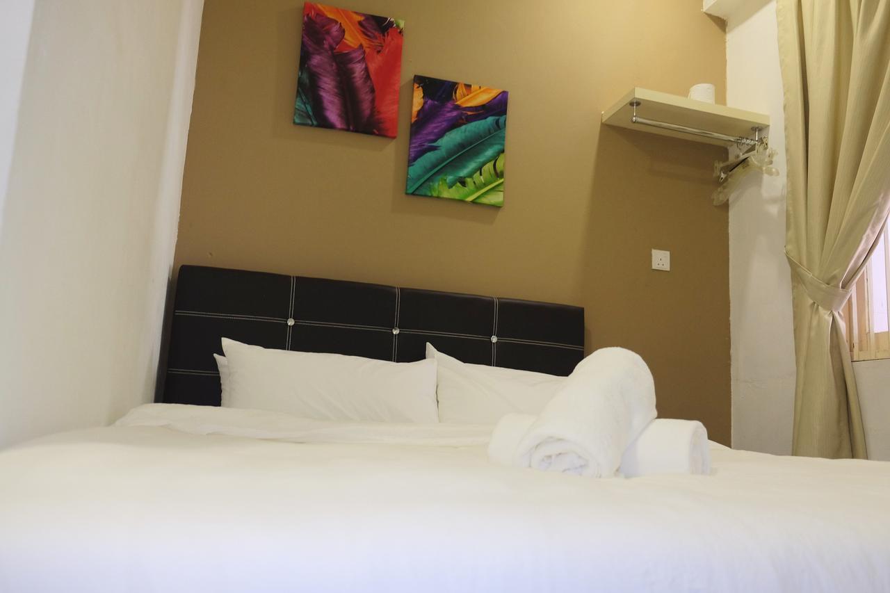 Natol Homestay - London Кучінг Екстер'єр фото