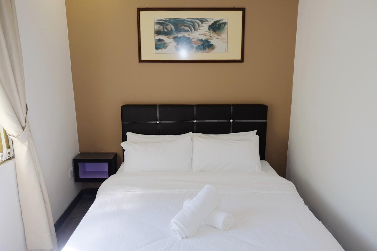 Natol Homestay - London Кучінг Екстер'єр фото