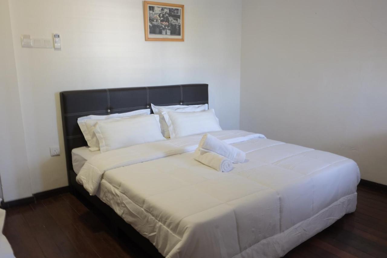 Natol Homestay - London Кучінг Екстер'єр фото