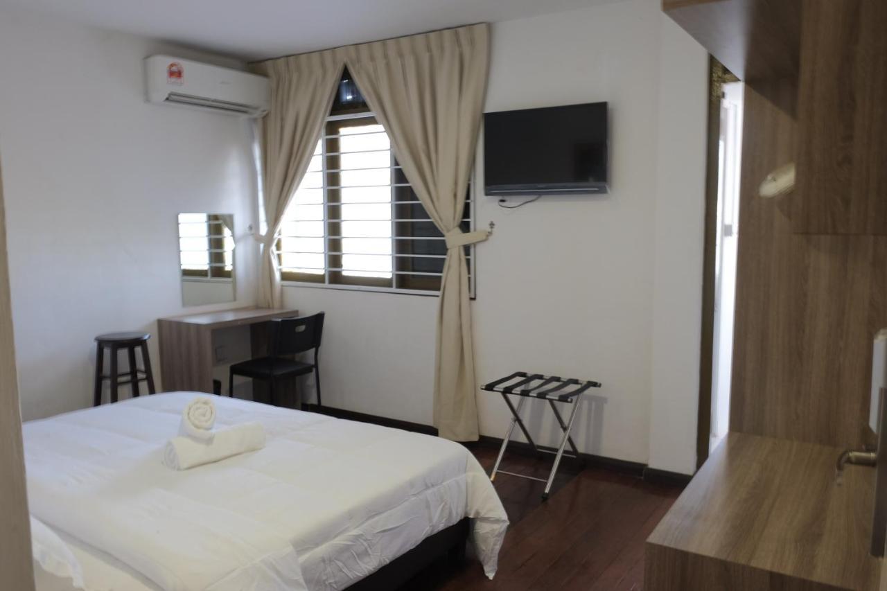 Natol Homestay - London Кучінг Екстер'єр фото