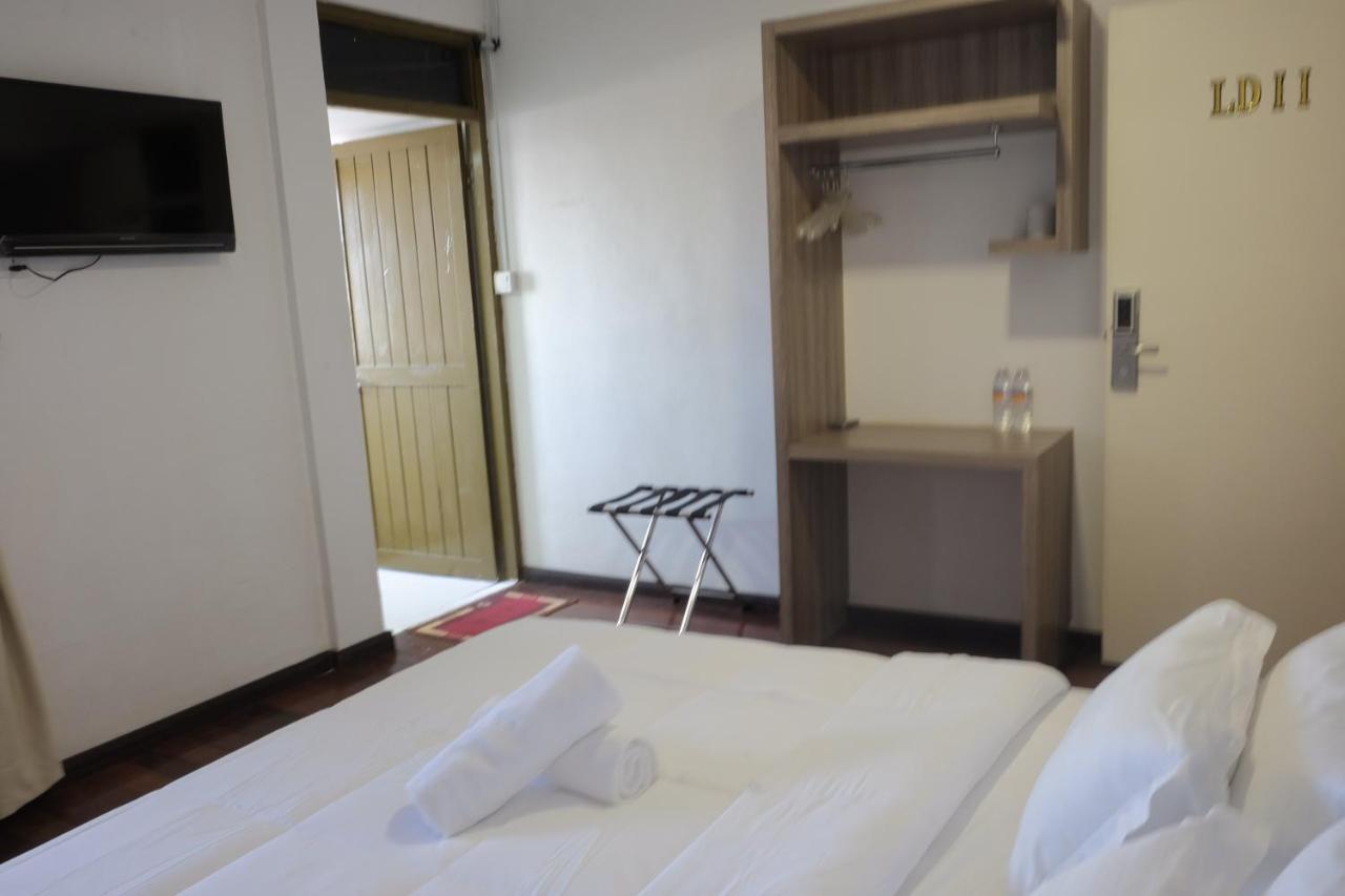 Natol Homestay - London Кучінг Екстер'єр фото