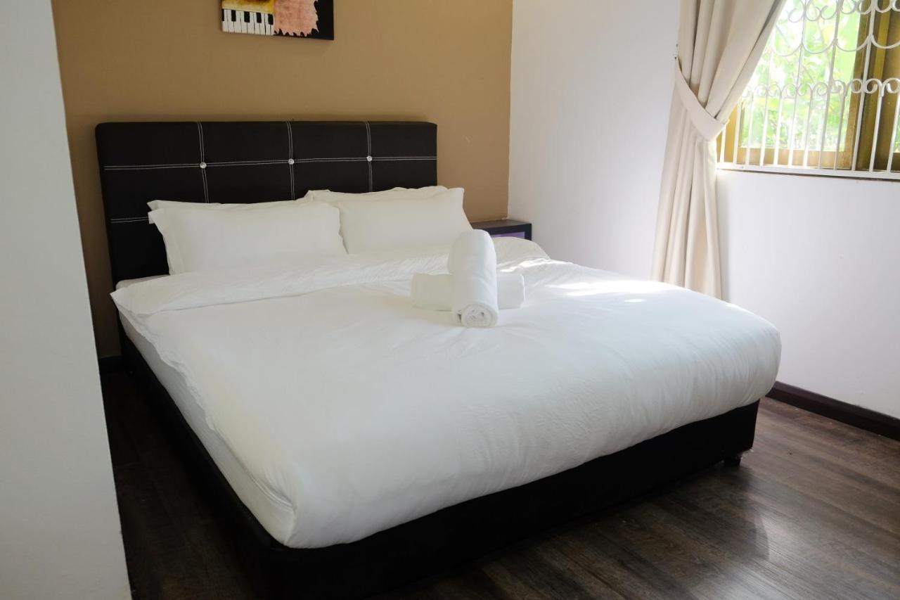 Natol Homestay - London Кучінг Екстер'єр фото