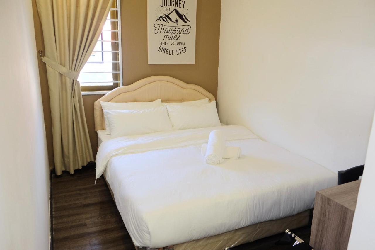 Natol Homestay - London Кучінг Екстер'єр фото