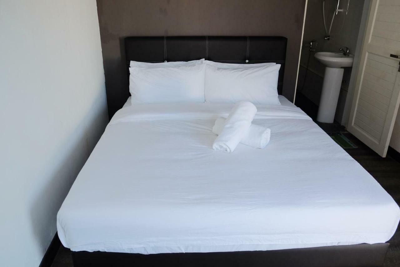 Natol Homestay - London Кучінг Екстер'єр фото