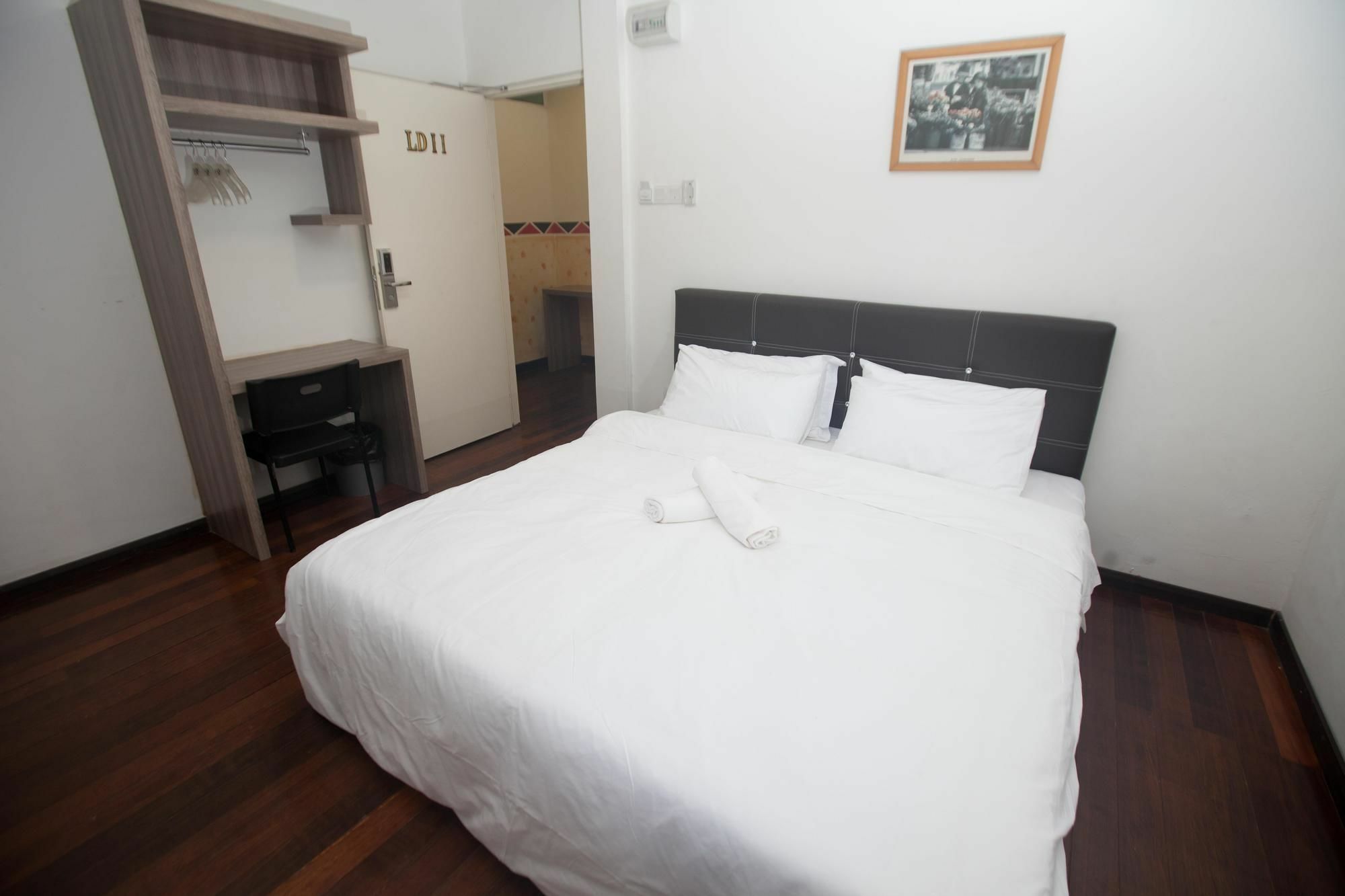 Natol Homestay - London Кучінг Екстер'єр фото