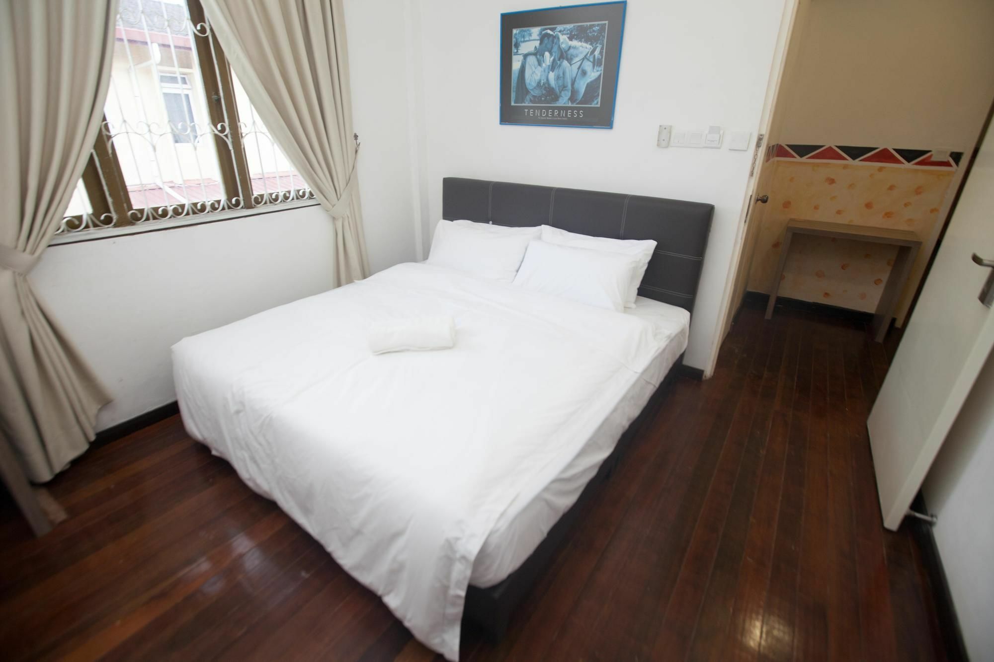 Natol Homestay - London Кучінг Екстер'єр фото