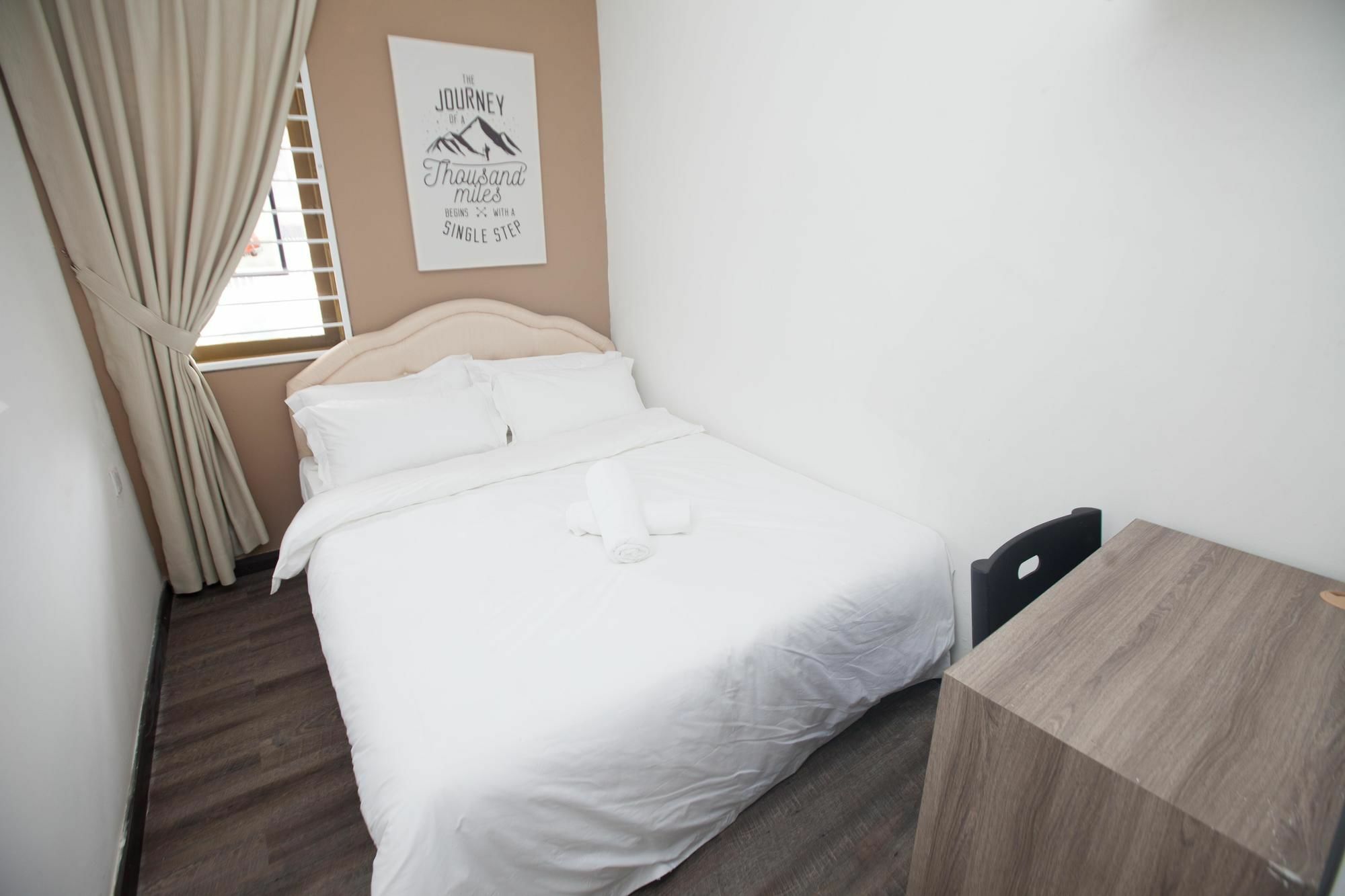 Natol Homestay - London Кучінг Екстер'єр фото