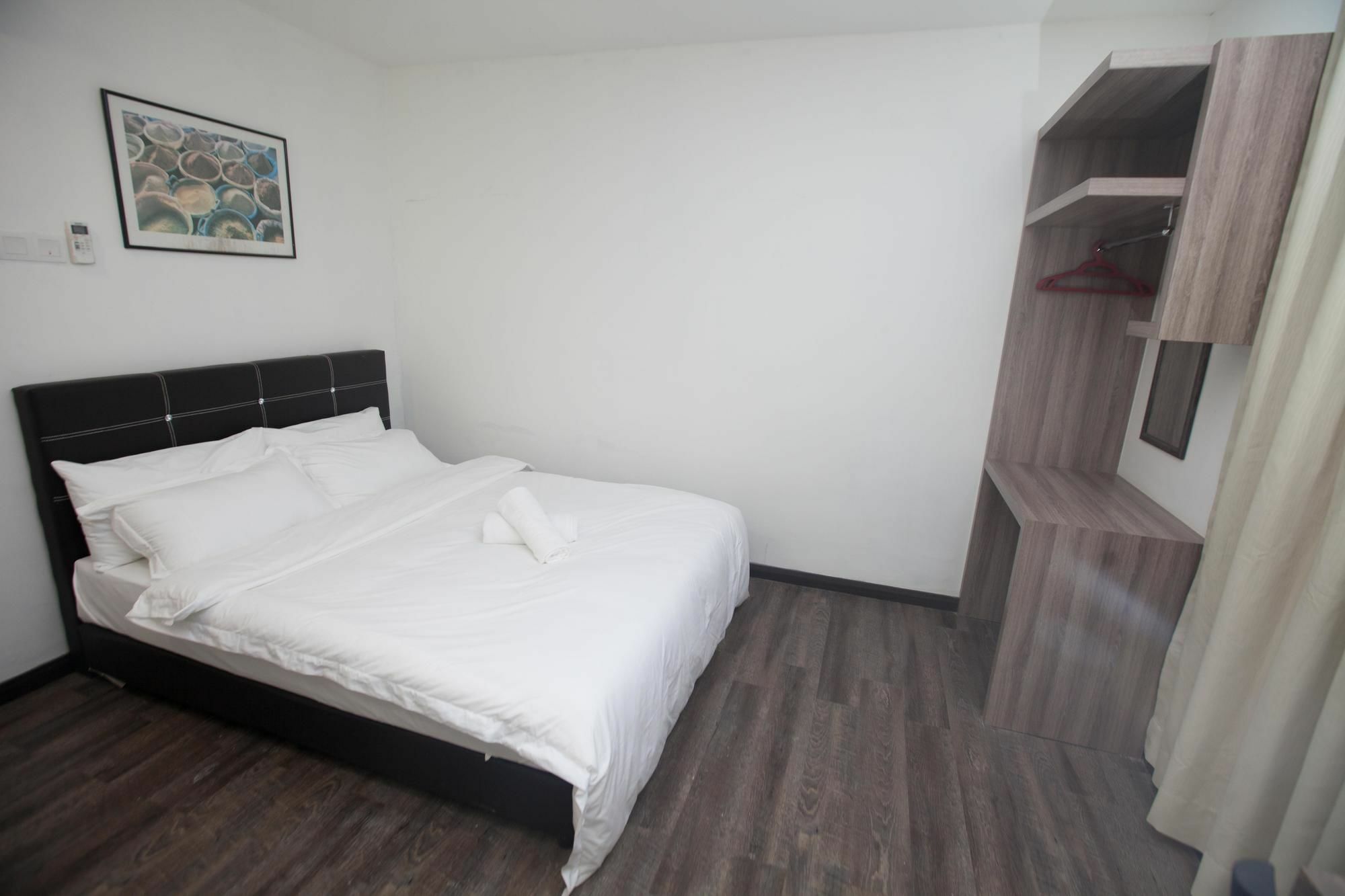 Natol Homestay - London Кучінг Екстер'єр фото