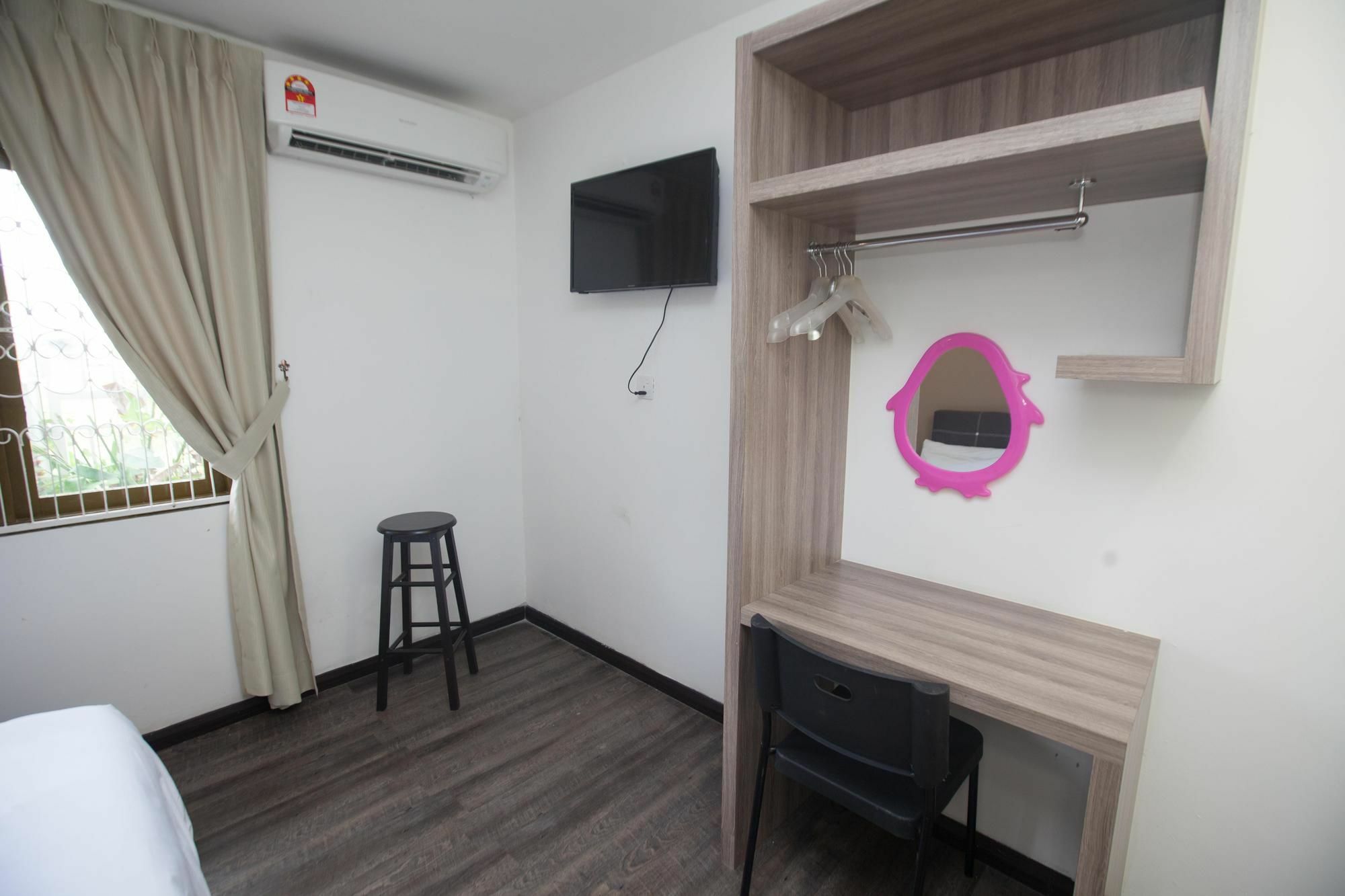 Natol Homestay - London Кучінг Екстер'єр фото