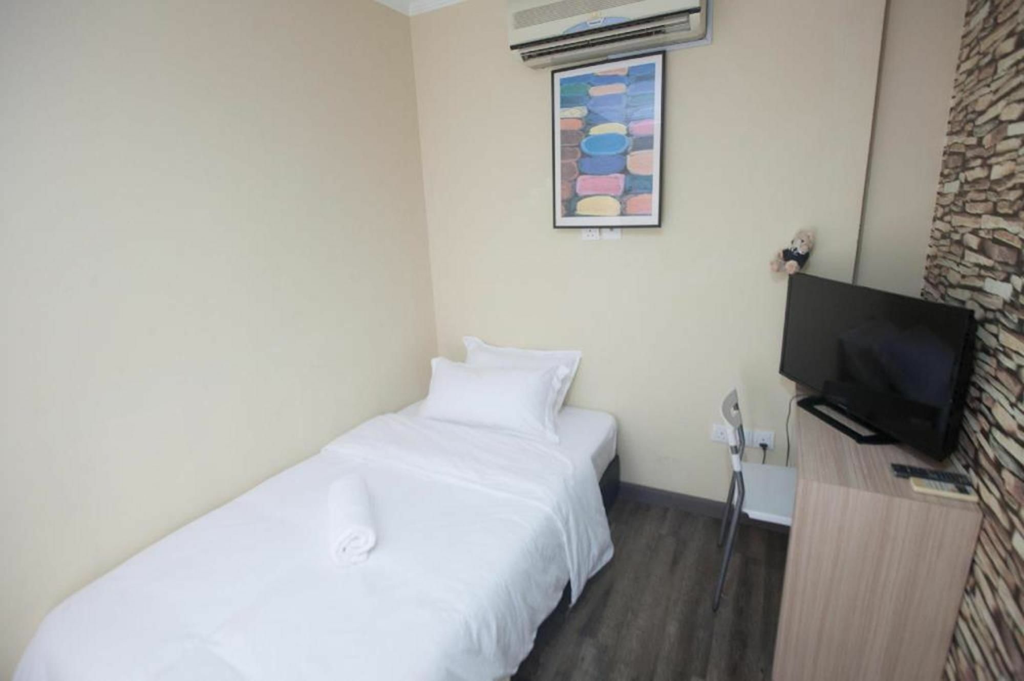 Natol Homestay - London Кучінг Екстер'єр фото