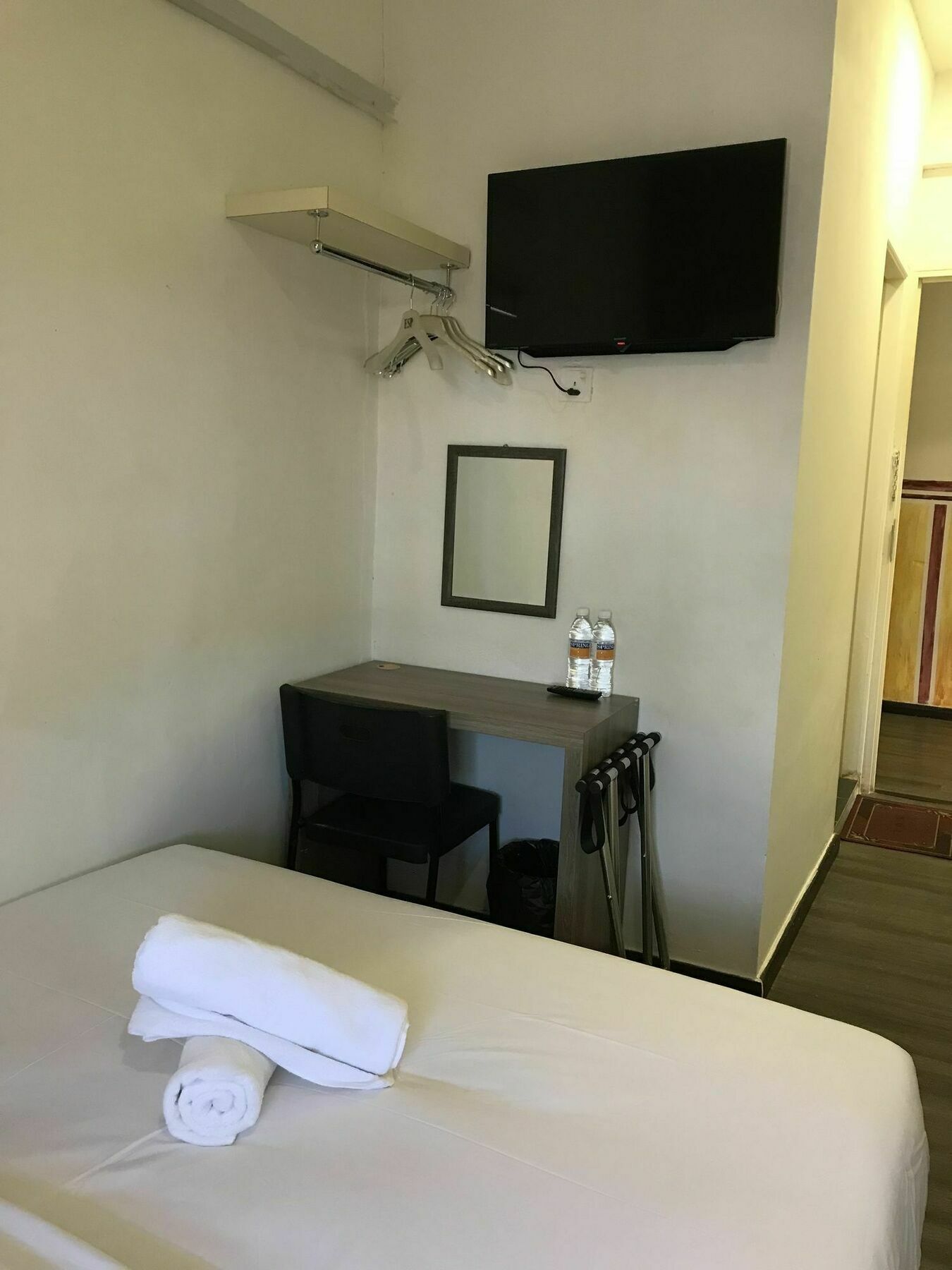 Natol Homestay - London Кучінг Екстер'єр фото
