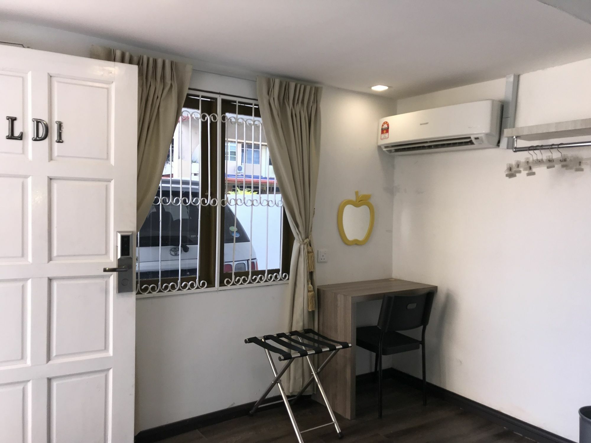 Natol Homestay - London Кучінг Екстер'єр фото