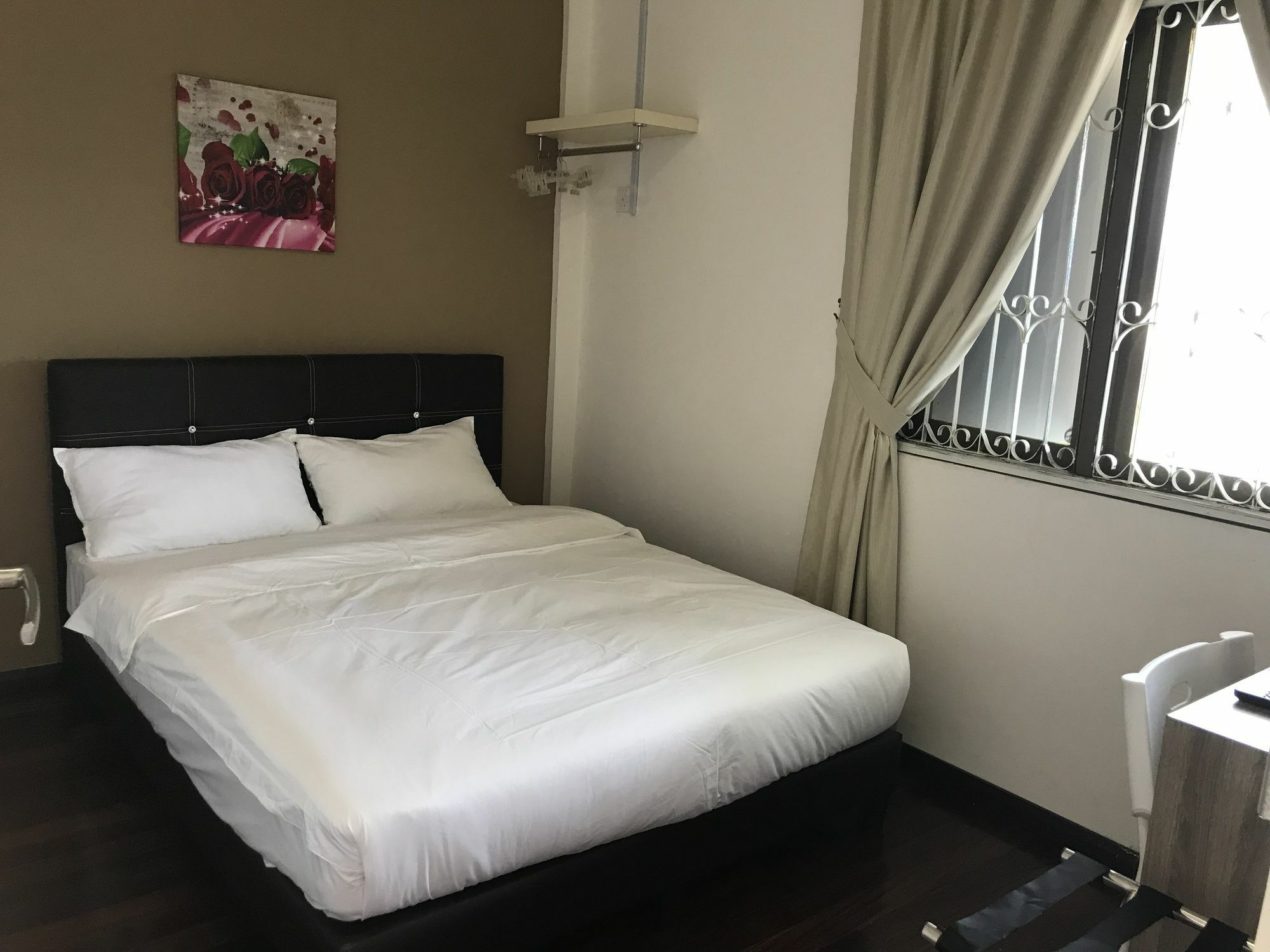 Natol Homestay - London Кучінг Екстер'єр фото