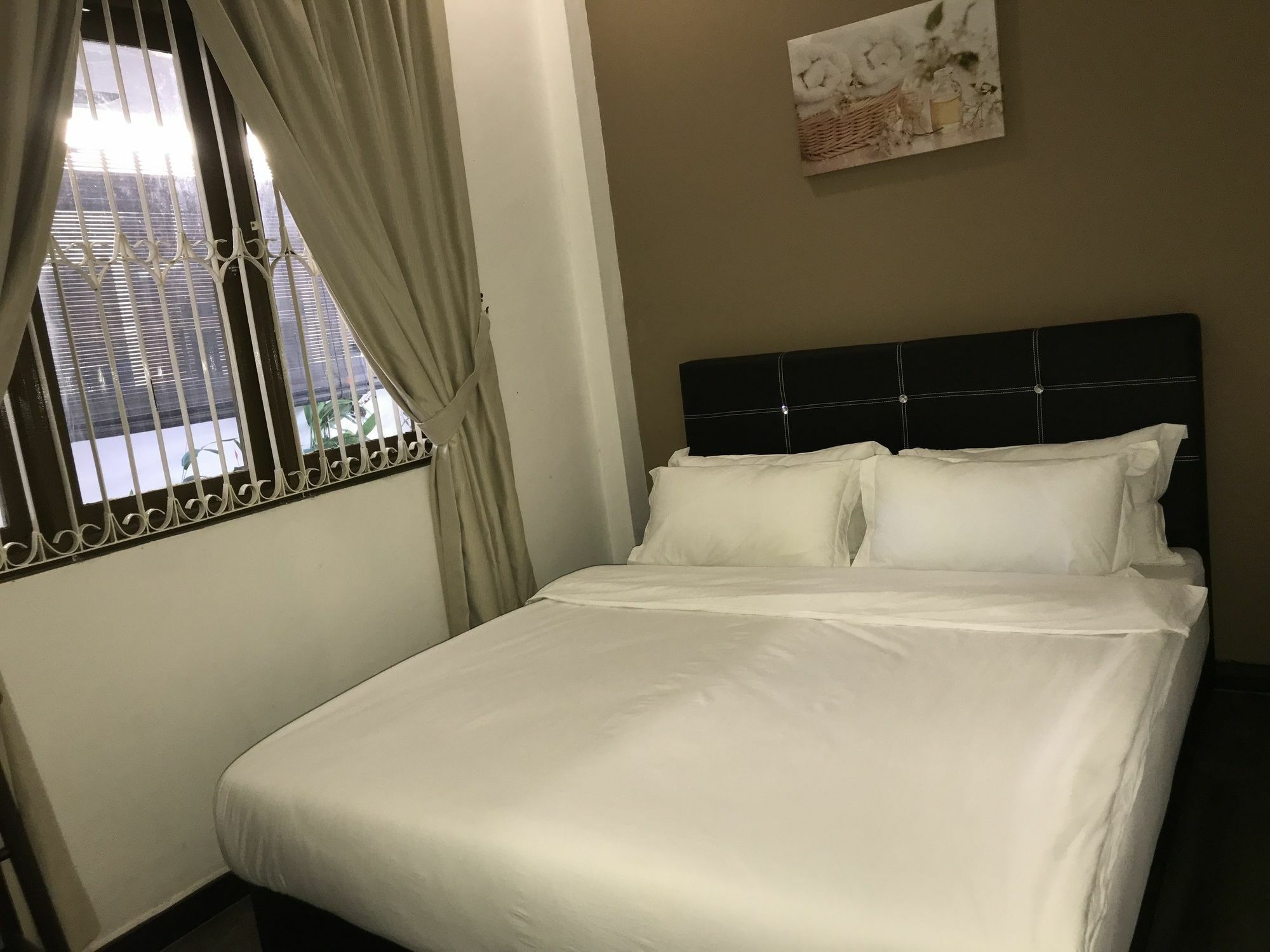 Natol Homestay - London Кучінг Екстер'єр фото