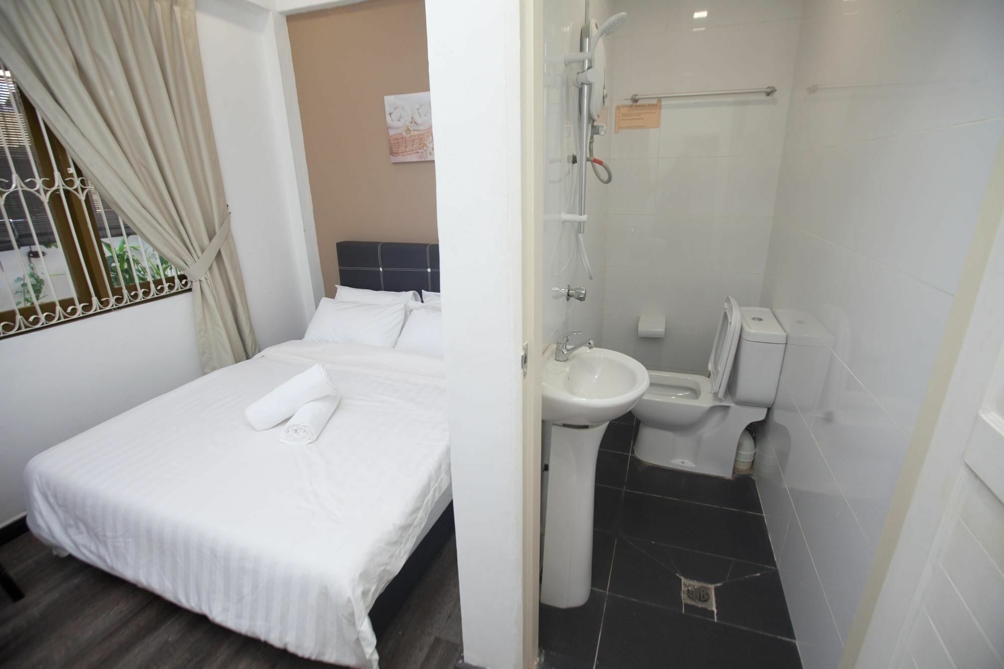 Natol Homestay - London Кучінг Екстер'єр фото