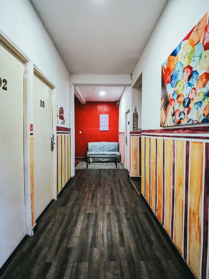 Natol Homestay - London Кучінг Екстер'єр фото