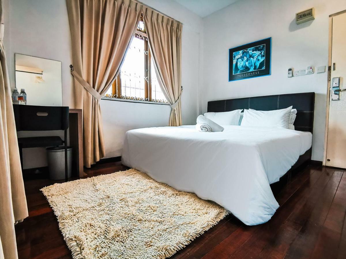 Natol Homestay - London Кучінг Екстер'єр фото